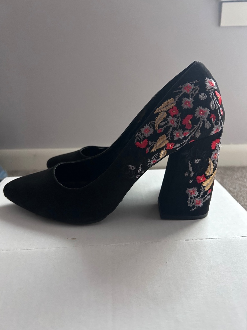 Misguided embroidered pumps (NWOT)